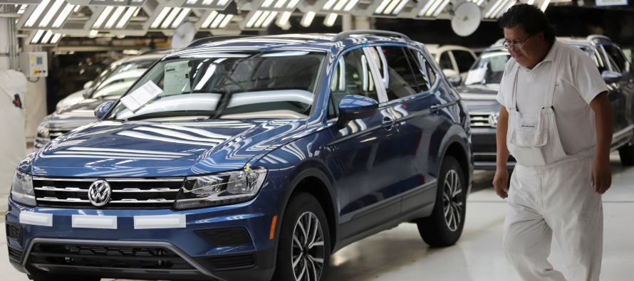 La multinacional alemana Volkswagen informó este viernes que suspenderá la...