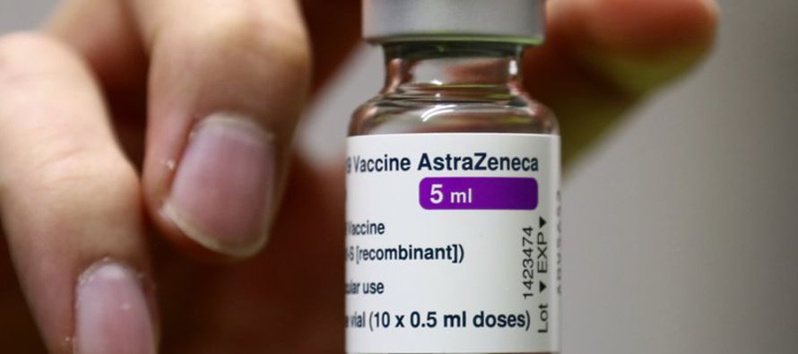 AstraZeneca reportó el lunes que su vacuna contra el COVID-19 ofrecía una fuerte...