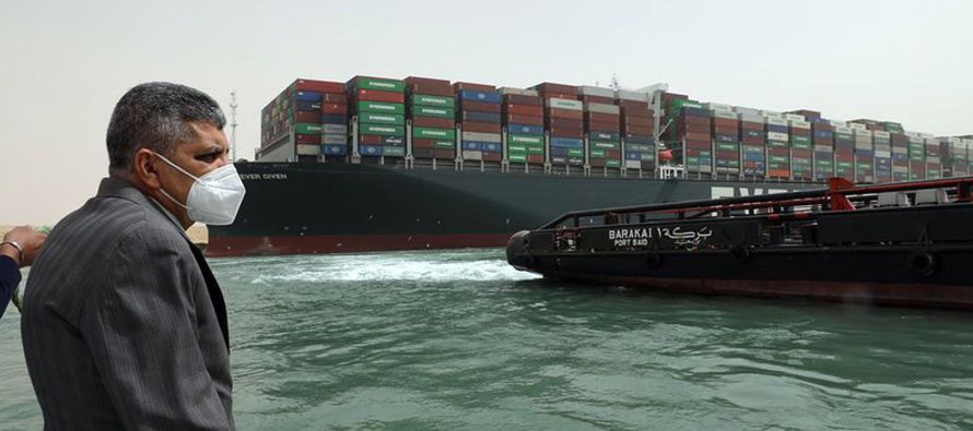 El Ever Given, un buque con bandera panameña que traslada contenedores entre Asia y Europa,...