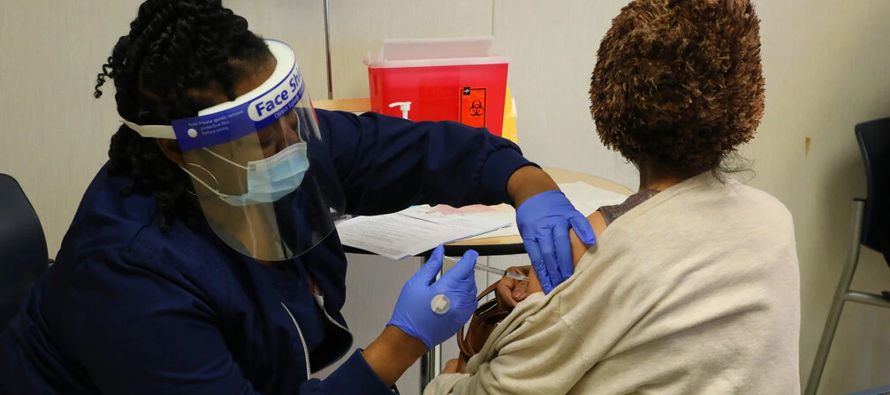 Un estudio descubrió que solo cuatro de 8121 empleados completamente vacunados en el Centro...