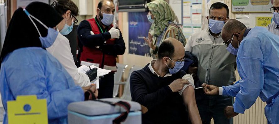 El Ministerio de Salud dice que 336,000 dosis de la vacuna llegaron al aeropuerto de Bagdad y que...