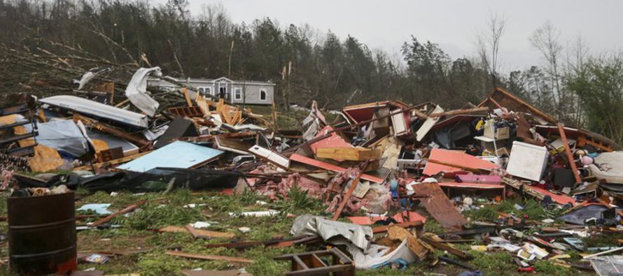Las autoridades informaron que un potente tornado recorrió cerca de 160 kilómetros...