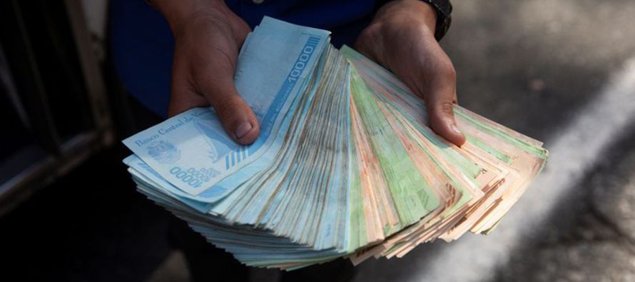 La escasez de dinero en efectivo en Venezuela, ya sean bolívares o dólares, complica...