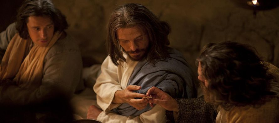 Cuando salió, dice Jesús: «Ahora ha sido glorificado el Hijo del hombre y Dios...