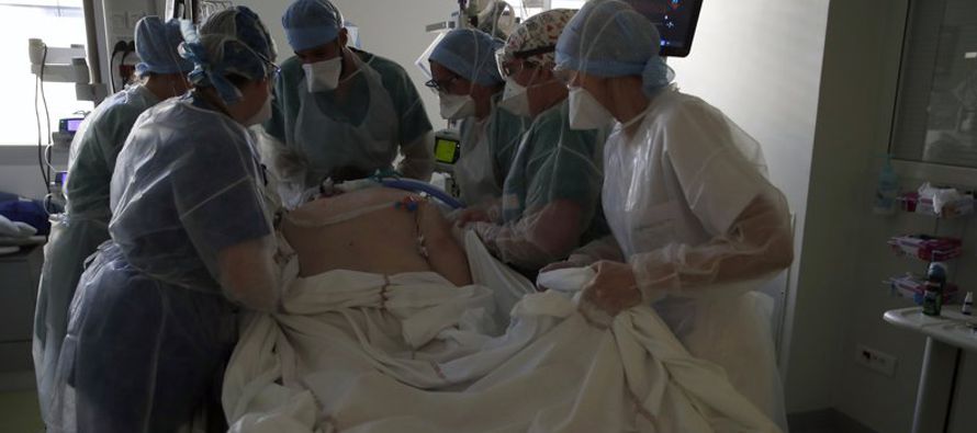 Pacientes con COVID-19 ocupan todas las camas en su unidad de cuidados intensivos en el hospital de...