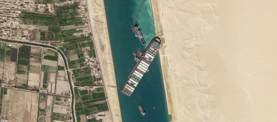 El enorme carguero actualmente se encuentra en uno de los lagos del canal mientras se lleva a cabo...