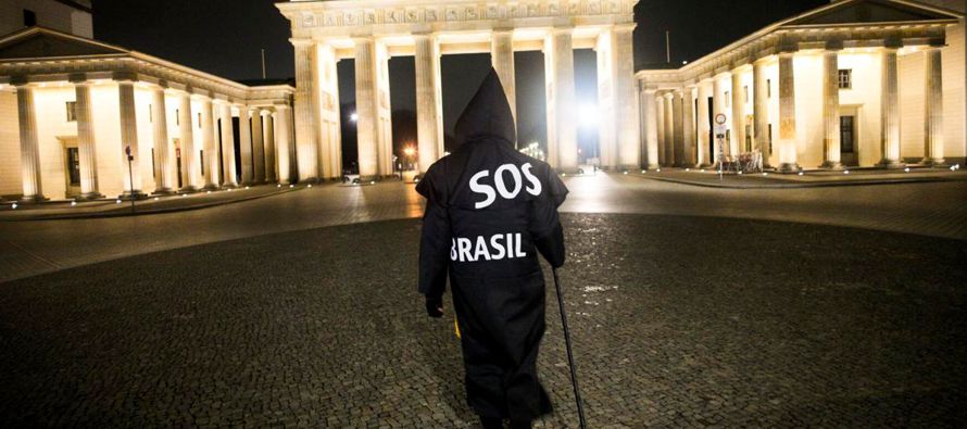 “Mi acto comienza en la embajada brasileña en Berlín a medianoche. Me disfrazo...