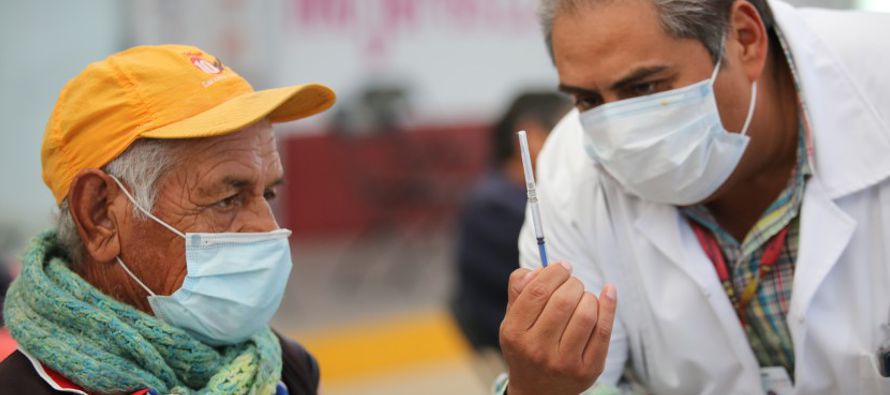 La primera ronda de vacunación en México estuvo dirigida a personal médico, y...