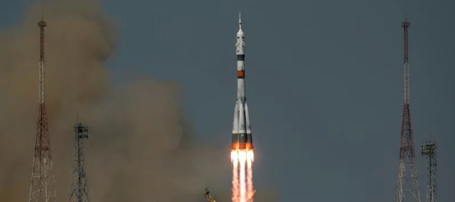 El lanzamiento de la Soyuz MS-18, bautizada "Y.A.Gagarin", en la que viajan los...