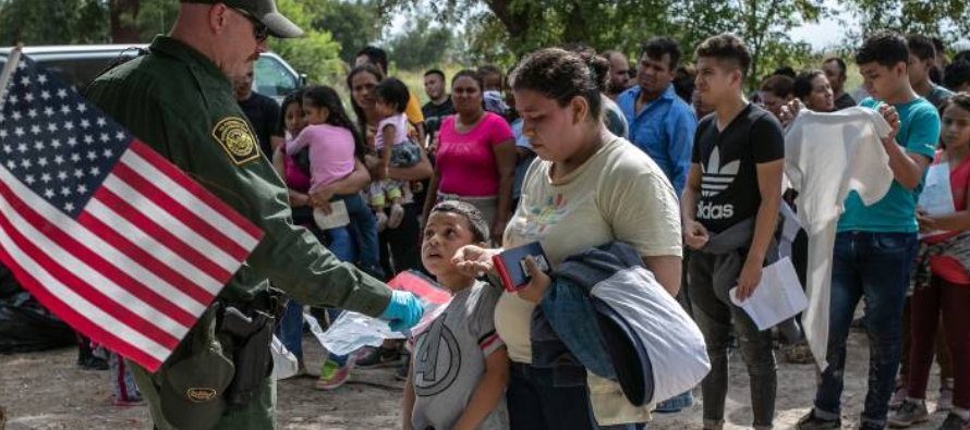 Pero, una vez que llegan a México, muchos migrantes y refugiados descubren que ingresar a...