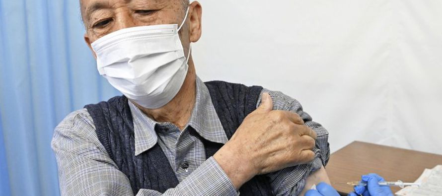 Japón comenzó su campaña de vacunación con personal sanitario y el...