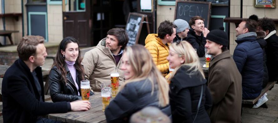 En Londres, algunos ciudadanos desafiaban un frío desangelado para celebrar con una cerveza,...