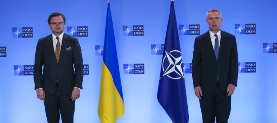 “La OTAN respalda a Ucrania”, dijo Stoltenberg durante una conferencia de prensa con el...