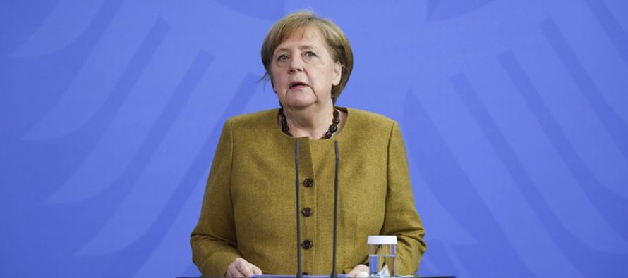 La canciller Angela Merkel declaró el martes que las normas deben incluir toques de queda en...