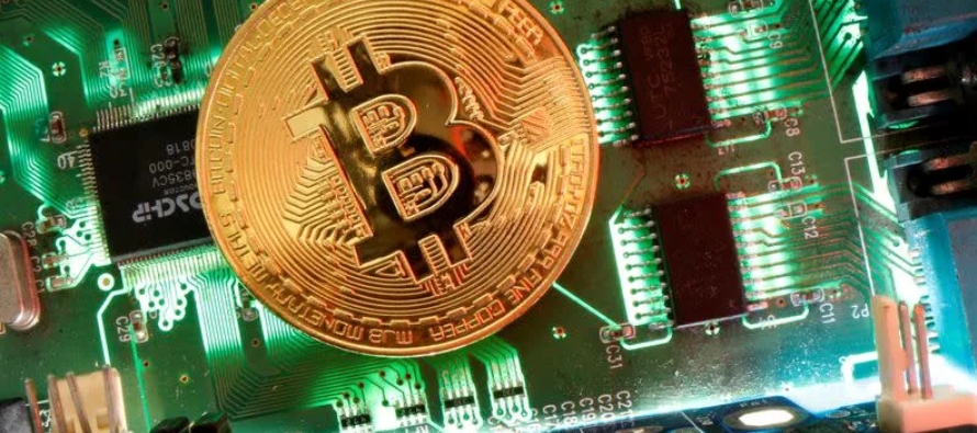 El bitcoin superó el umbral de 60,000 dólares a inicios del mes pasado, apuntalado...