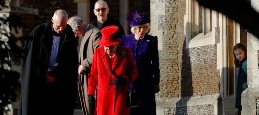 La reina viuda, dando ejemplo en medio de la pandemia de coronavirus, se sentó sola durante...