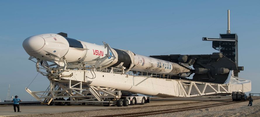 La NASA seleccionó a la empresa SpaceX para construir las naves con las que planea trasladar...
