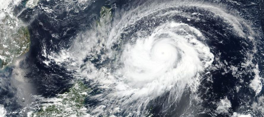 El tifón Surigae estaba el lunes por la tarde unos 500 kilómetros (310 millas) al...