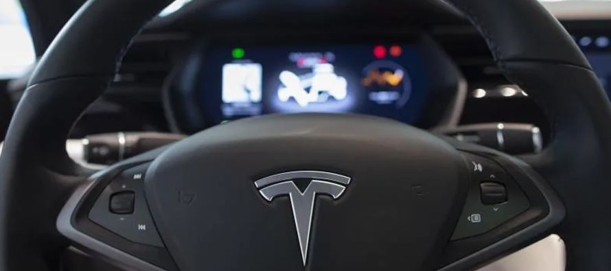 El accidente se da cuando Tesla está empezando a probar con algunos de sus conductores un...
