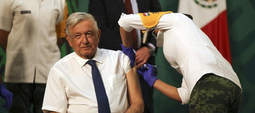 Luego de semanas de declaraciones encontradas sobre su vacunación López Obrador, de...
