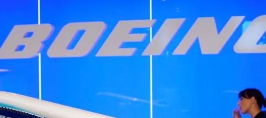 Las acciones de Boeing, que este martes celebra su reunión de accionistas, caían un 4...
