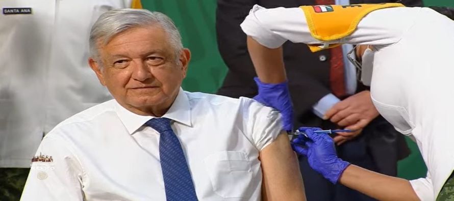 López Obrador aceptó vacunarse públicamente para convencer a aquellos adultos...
