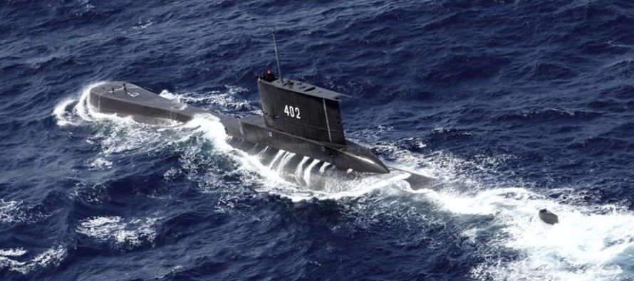 El KRI Nanggala 402, un submarino diésel, no realizó un reporte programado durante...
