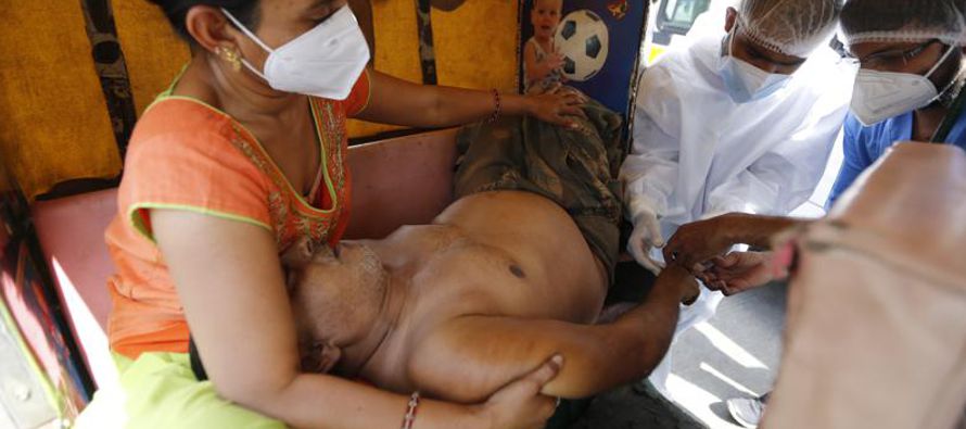 India ha registrado 2.263 muertes en las últimas 24 horas, para un total confirmado de...