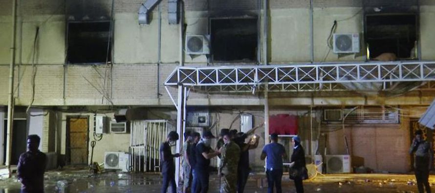 Un catastrófico incendio en una Unidad de Cuidados Intensivos de un hospital de Bagdad, que...