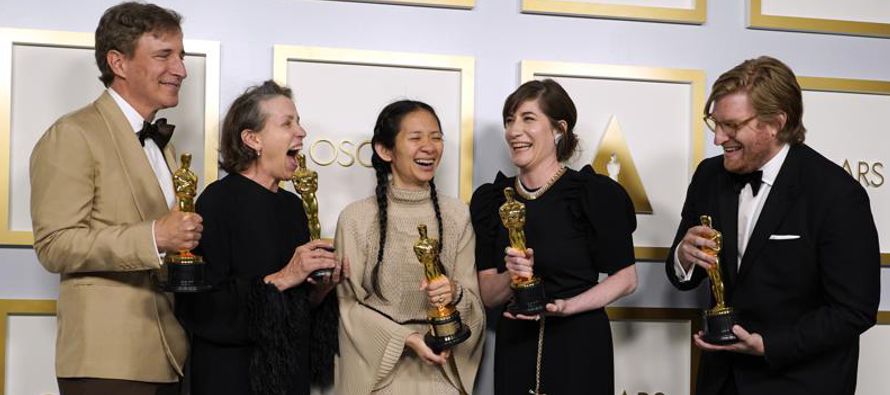 La victoria de Zhao por el conmovedor filme realizado mayormente con actores no profesionales y un...