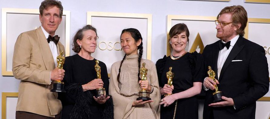 Nomadland, de la cineasta china Chloé Zhao, se ha llevado tres premios...