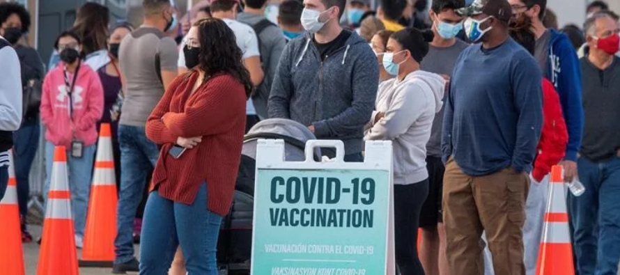Pese al requisito, muchos latinoamericanos llegan a diario a Florida para vacunarse y lo hacen...