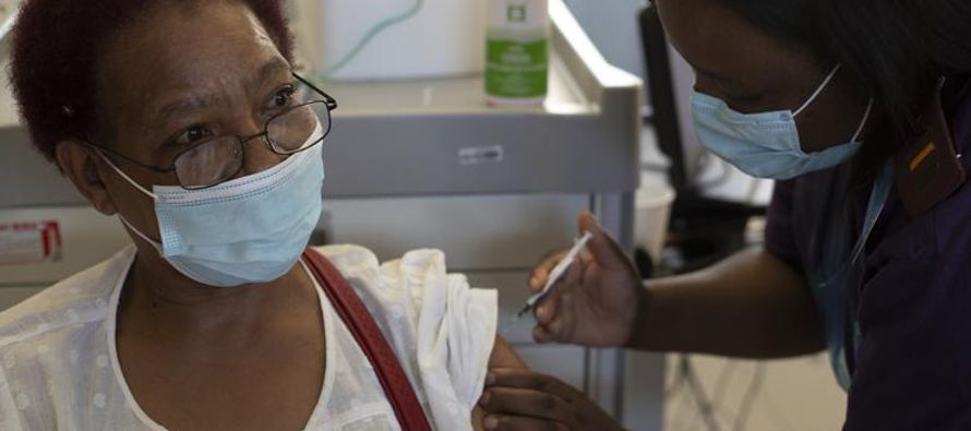 El país prevé inocular a 1,2 millones de trabajadores de salud con la vacuna de...