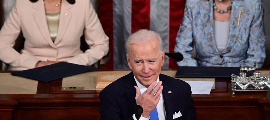 La víspera de cumplirse sus primeros 100 días de mandato, Biden ha pedido apoyo a los...