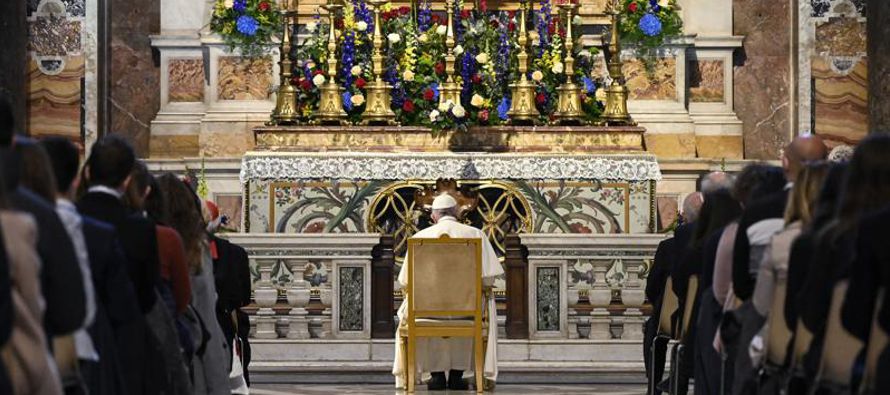 Francisco encabezó un servicio del rosario en que participaron unos 200 fieles, incluyendo...