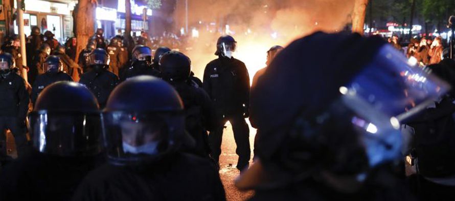 En Turquía y Filipinas, la policía frenó las protestas con confinamientos por...