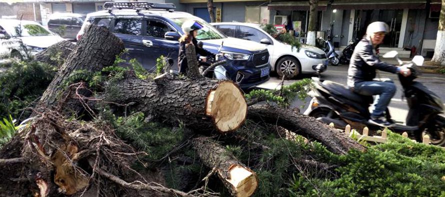 Una tormenta eléctrica extrema golpeó una ciudad oriental china con vendavales que...