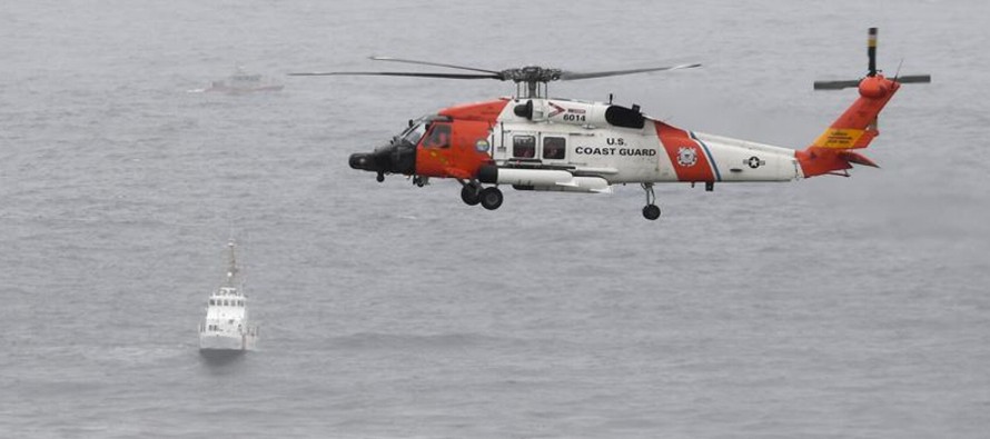 Salvavidas locales, la Guardia Costera y otras agencias respondieron alrededor de las 10:30 de la...