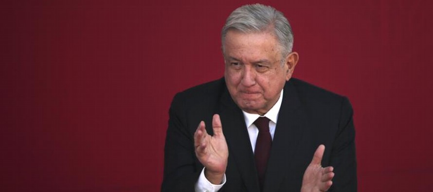 En una conferencia de prensa, López Obrador mostró documentos fiscales que parecen...