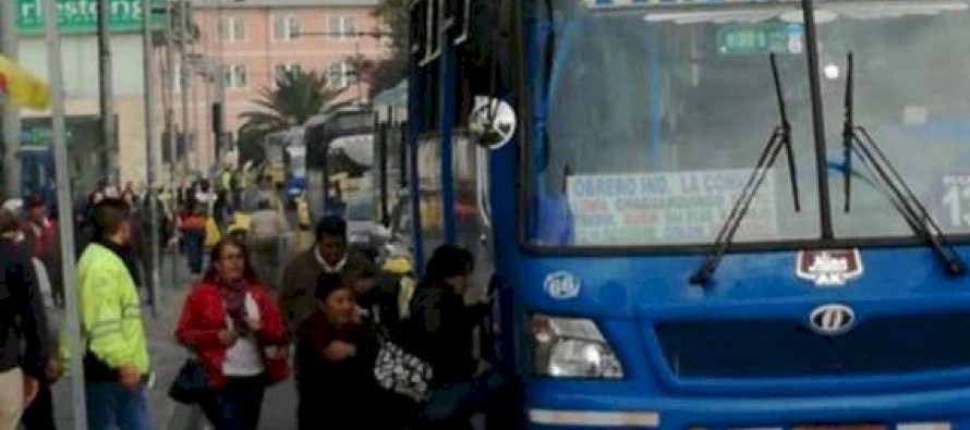 Los autobuses del transporte municipal circulaban con normalidad pero iban abarrotados a pesar de...