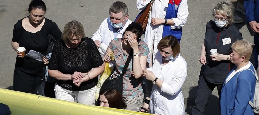 Los medios rusos dijeron que algunos estudiantes pudieron escapar durante el ataque, pero que otros...