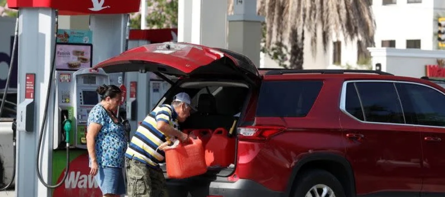 "Si no tengo gasolina, no trabajo", dijo Ronald Ross, de 47 años, conductor de...