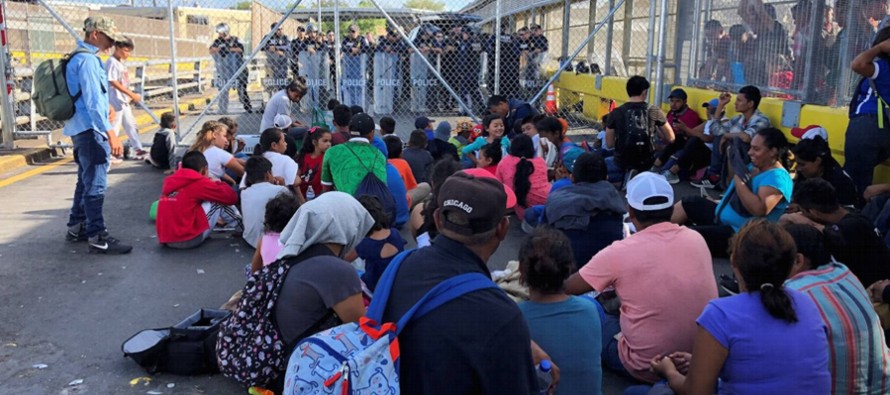 Todos los migrantes en el centro de detención de la Patrulla Fronteriza en Donna, Texas,...