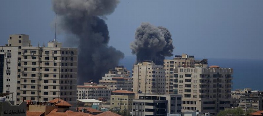 En la Franja de Gaza, un atiborrado enclave costero de dos millones de personas, no hay sirenas que...