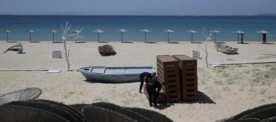 Grecia inició su temporada turística el viernes en medio de una fuerte competencia en...