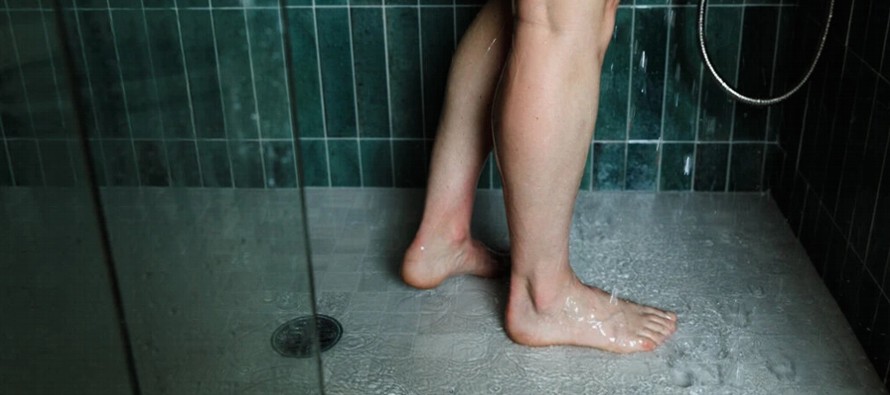 Los médicos y los expertos en salud han dicho que las duchas diarias son innecesarias, e...