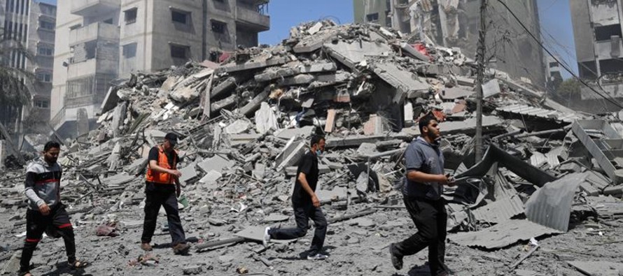 Vecinos de Gaza, a los que despertaron los bombardeos antes del amanecer, los describieron como los...
