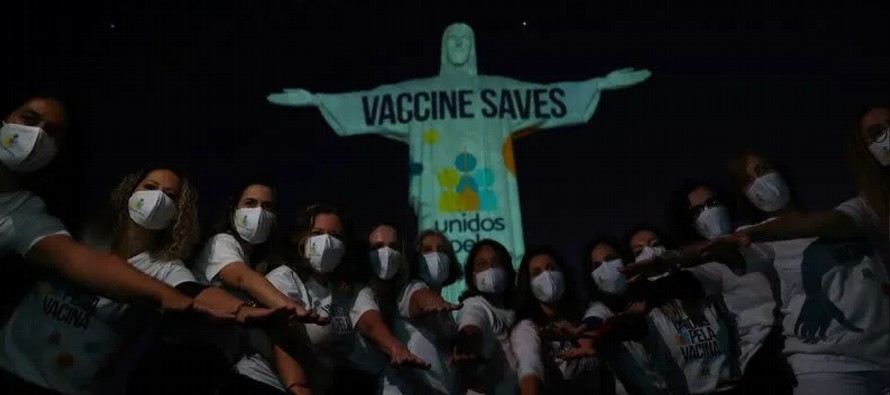 El mensaje "La vacuna salva, unidos por las vacunas" fue proyectado el sábado...