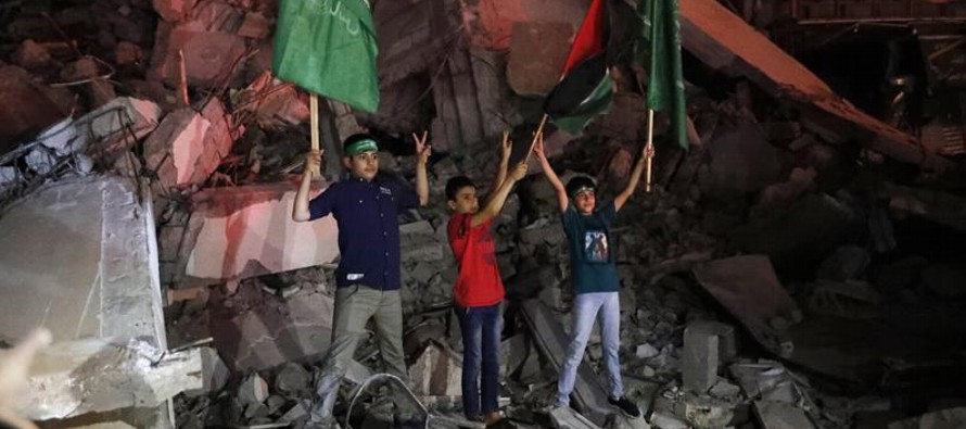 Hombres jóvenes ondearon banderas palestinas y de Hamas, repartieron dulces, hicieron sonar...