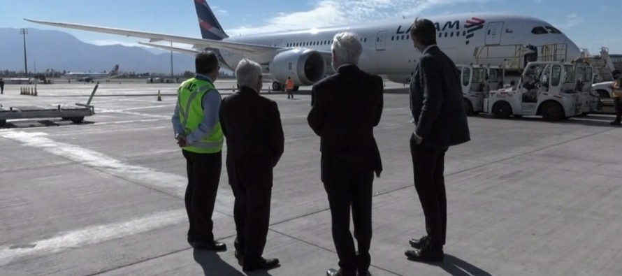 Piñera realizó el anuncio desde el aeropuerto de Santiago, a donde acudió a...